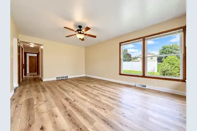 8401 S 36th St, Franklin, WI 53132 - Photo 9