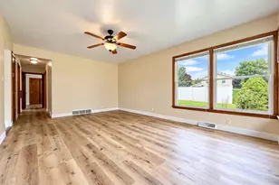 8401 S 36th St, Franklin, WI 53132 - Photo 9