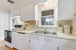 9015 N Iroquois Rd, Bayside, WI 53217 - Photo 11