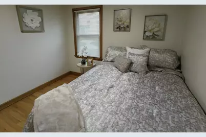 2170 S 80th St, West Allis, WI 53219 - Photo 9