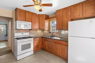 10533 W Everett Cir, West Allis, WI 53214 - Photo 9