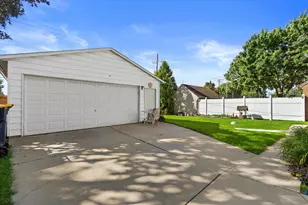10533 W Everett Cir, West Allis, WI 53214 - Photo 3