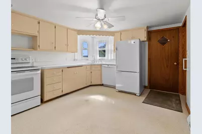 631  Elm St, Mishicot, WI 54228 - Photo 9