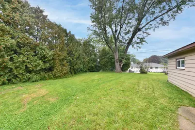 W150N8342  Saxony Dr, Menomonee Falls, WI 53051 - Photo 19