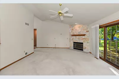 19185  Stonehedge Dr #B, Brookfield, WI 53045 - Photo 5