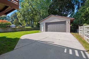 1036 N 17th St, Manitowoc, WI 54220 - Photo 39