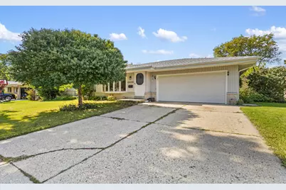 5830  Lakeview Dr, Greendale, WI 53219 - Photo 3