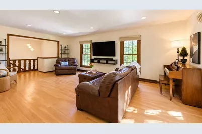 1057 N 123rd St, Wauwatosa, WI 53226 - Photo 9