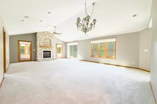N21W24303 E Parkway Meadow Circle, Pewaukee, WI 53072 - Photo 3