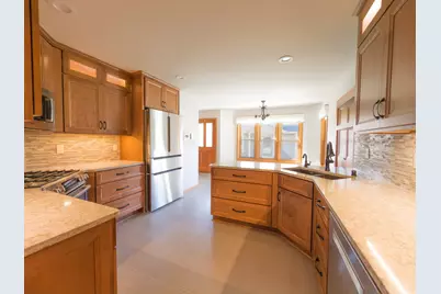 N21W24303 E Parkway Meadow Cir #B, Pewaukee, WI 53072 - Photo 7