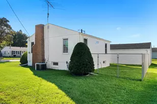 2618 Lincoln Ave, Two Rivers, WI 54241 - Photo 5