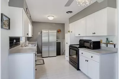 10929 W Harvard Ln, Wauwatosa, WI 53226 - Photo 9
