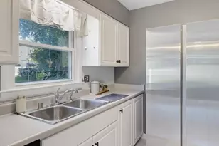 10929 W Harvard Ln, Wauwatosa, WI 53226 - Photo 11