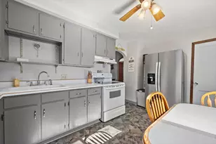 2871 S 85th St, West Allis, WI 53227 - Photo 9