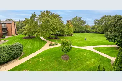 6100 W Stonehedge Dr #347, Greenfield, WI 53220 - Photo 11