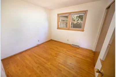 3262 S Whitnall Ave, Milwaukee, WI 53207 - Photo 23