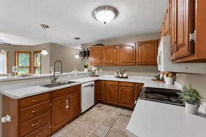 2615  Faringdon Ct, Waukesha, WI 53188 - Photo 9