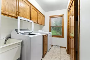 4110 W Carpenter Ave, Greenfield, WI 53221 - Photo 15