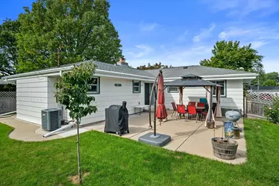 9537 W Sarasota Pl, Wauwatosa, WI 53222 - Photo 23