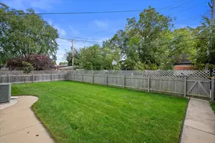 9537 W Sarasota Pl, Wauwatosa, WI 53222 - Photo 25