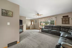 9537 W Sarasota Pl, Wauwatosa, WI 53222 - Photo 3