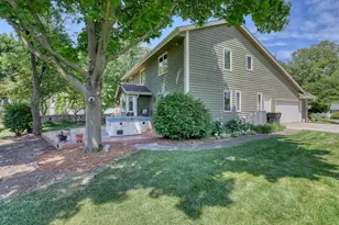 10929 W Hope Ave, Wauwatosa, WI 53222 - Photo 5
