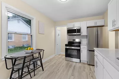 2736 S 52nd Pl, Milwaukee, WI 53219 - Photo 9