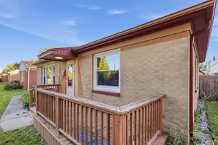 5425 W Lincoln Creek Dr, Milwaukee, WI 53218 - Photo 3