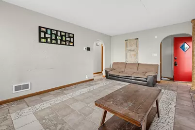 5425 W Lincoln Creek Dr, Milwaukee, WI 53218 - Photo 5