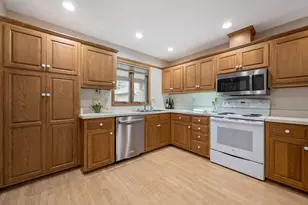 10104 N Gettysburg Ct, Mequon, WI 53092 - Photo 7