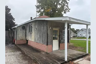 904  Dewey St, Manitowoc, WI 54220 - Photo 3
