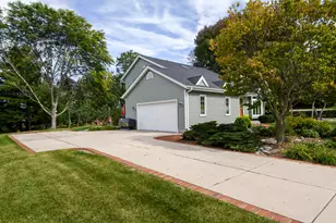 W235N7102 Prairie Ln, Sussex, WI 53089 - Photo 3