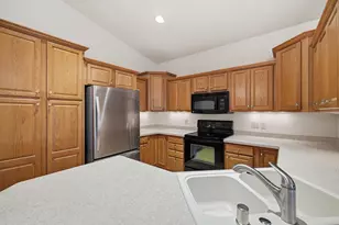 W206N16187 Stonebrook Dr, Jackson, WI 53037 - Photo 3