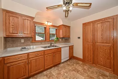 2047 S 86th St, West Allis, WI 53227 - Photo 23