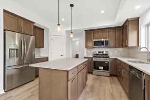 N174W20660 Laurel Springs Cir, Jackson, WI 53037 - Photo 5