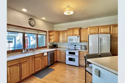 493  Sutherland Cir, Oconomowoc, WI 53066 - Photo 5