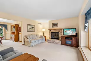 462 Deerwood Ct, Grafton, WI 53024 - Photo 3