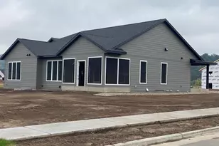 1422 Iris St, Holmen, WI 54636 - Photo 3