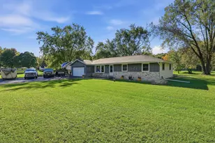 S55W23639 Hickory Ridge Dr, Waukesha, WI 53189 - Photo 3