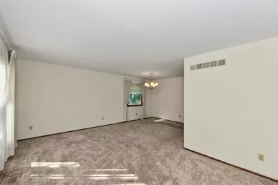 14870 W Kingsway Dr, New Berlin, WI 53151 - Photo 5