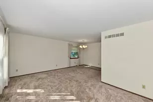 14870 W Kingsway Dr, New Berlin, WI 53151 - Photo 5