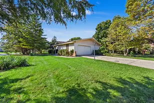 14870 W Kingsway Dr, New Berlin, WI 53151 - Photo 3