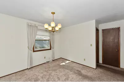 14870 W Kingsway Dr, New Berlin, WI 53151 - Photo 7