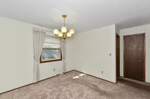 14870 W Kingsway Dr, New Berlin, WI 53151 - Photo 7