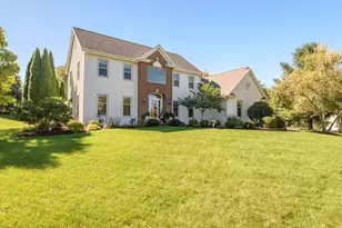 W302N1609 Crooked Creek Ct, Delafield, WI 53072 - Photo 1