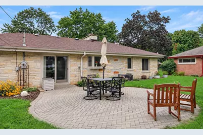 2127  Crestview Ct, Wauwatosa, WI 53226 - Photo 17