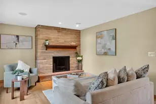 2127 Crestview Ct, Wauwatosa, WI 53226 - Photo 7