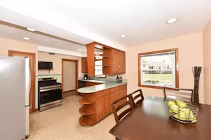 2876 S 70th St, Milwaukee, WI 53219 - Photo 7