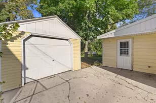 8012 Fox River Rd, Racine, WI 53185 - Photo 9