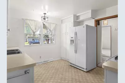 1036  Glenview Dr, Manitowoc, WI 54220 - Photo 9